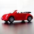 Volkswagen Beetle cabrio modellautó, piros
