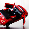 Volkswagen Beetle cabrio modellautó, piros
