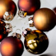 24 darabos arany karácsonyfadísz szett üvegből