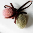 Bézs színű, gyöngyökkel díszített tojás alaku  dekor  - függeszthető