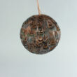 Madártollal díszített gömb  különleges függeszthető dekor 8cm