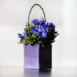 Kék árnyalatú virágok mini kosárban
