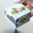Ajándék dobozka 4 féle lovas grafikával - ló mániásoknak Ajándék dobozka 4 féle lovas grafikával - ló mániásoknak