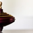 Bordó Búgócsiga lemezből - aranyszínű fa nyéllel Bordó Búgócsiga lemezből - aranyszínű fa nyéllel