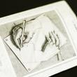 Escher: Egymást rajzoló kezek - sztereo képeslap - optikai játék Escher: Egymást rajzoló kezek - sztereo képeslap - optikai játék