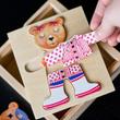 Emma mackó - öltöztető puzzle fából Emma mackó - öltöztető puzzle fából