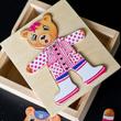 Emma mackó öltöztető puzzle fából Emma mackó öltöztető puzzle fából