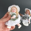Porcelánbaba selyem kalapban - szürke alapszínű, virágos ruhában- Porcelánbaba selyem kalapban - szürke alapszínű, virágos ruhában-