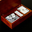 Játékszett (pókerkocka, dominó és kártya)  fa dobozban