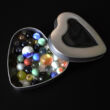 Üveggolyók szív alakú lemezdobozban