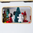 Zenélő karácsonyi doboz mozgó figurákkal - fehér