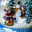 Téli életkép, havazó,világító, zenélő hógömbben  - boldog Karácsonyt