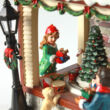Zenélő játékbolt  havas tetővel - karácsonyi dekoráció