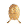 Zenélő Fabergé tojás gyöngy díszítéssel  arany színű