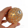 Zenélő Fabergé tojás gyöngy díszítéssel - arany színű