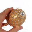 Zenélő Fabergé tojás gyöngy díszítéssel - arany színű Zenélő Fabergé tojás gyöngy díszítéssel - arany színű