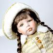 NELLI Porcelánbaba prémes kabáttal 42 cm NELLI Porcelánbaba prémes kabáttal 42 cm