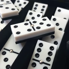 A 7 műtárgya: DOMINÓ