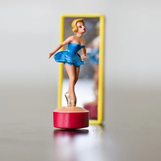 Táncoló balerina tükörrel  mágnesjáték Táncoló balerina tükörrel  mágnesjáték
