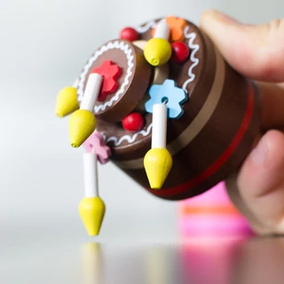 Csokitorta gyertyákkal  alsórugós fajáték Csokitorta gyertyákkal  alsórugós fajáték