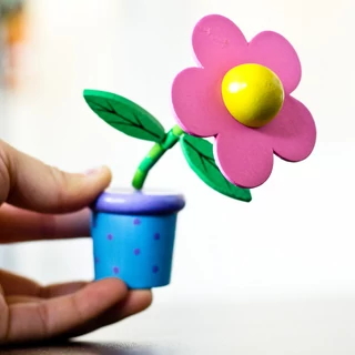 Rózsaszín alsó rugós virág fából cserépben Rózsaszín alsó rugós virág fából cserépben