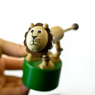 Oroszlán   minőségi alsórugós fafigura Oroszlán   minőségi alsórugós fafigura