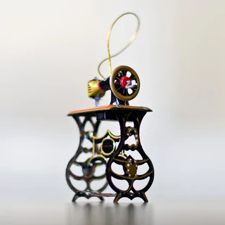 Varrógép lemezből  függeszthető dekoráció