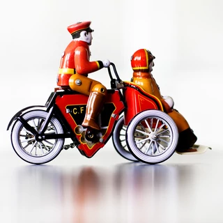 Tricikli utassal  lemezjáték  élénk színekkel Tricikli utassal  lemezjáték  élénk színekkel