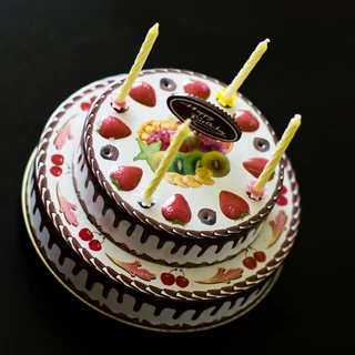 Születésnapi gyümölcstorta  zenélő ajándék lemezből gyertyákkal Születésnapi gyümölcstorta  zenélő ajándék lemezből gyertyákkal