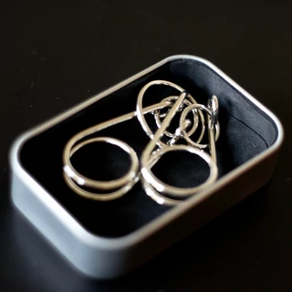 ÖRDÖGLAKAT  fém dobozban ÖRDÖGLAKAT  fém dobozban