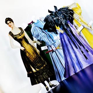 Miss Emily papír öltöztetőbaba  díszes csomagban Miss Emily papír öltöztetőbaba  díszes csomagban