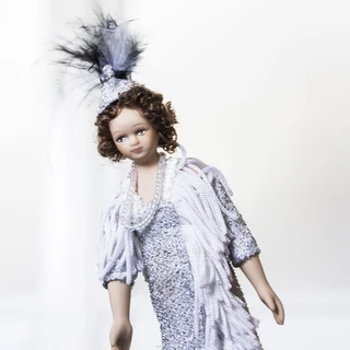 Porcelánbaba ezüst ruhában 15 cm Porcelánbaba ezüst ruhában 15 cm