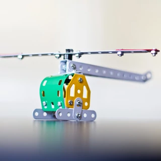 Helikopter vagy versenyautó  fémépítő készlet