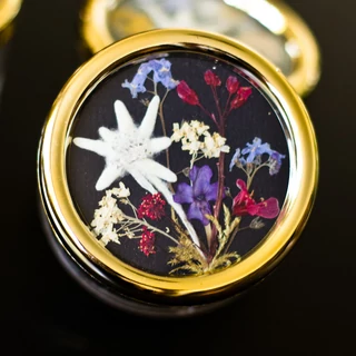 Préselt havasi gyopárral díszített zenélő dísztárgy Préselt havasi gyopárral díszített zenélő dísztárgy