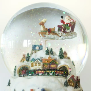 Mikulás a város felett  zenélő hógömb Mikulás a város felett  zenélő hógömb