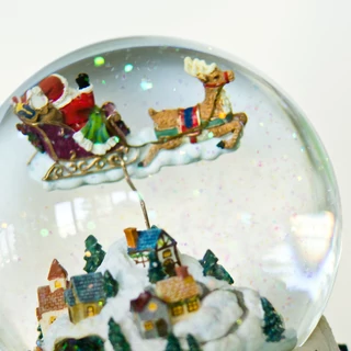 Télapó a város felett  zenélő hógömb  leértékelt