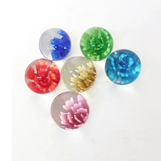 VÍZTISZTA ÜVEGGOLYÓ  -  benne  üveg virággal  - átm.35 mm VÍZTISZTA ÜVEGGOLYÓ  -  benne  üveg virággal  - átm.35 mm