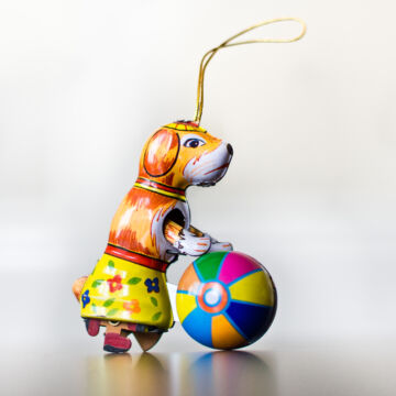 Kutya labdával   akasztható dekoráció lemezből
