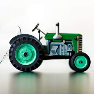 Zöld traktor utánfutóval  lemezjáték sebességváltóval