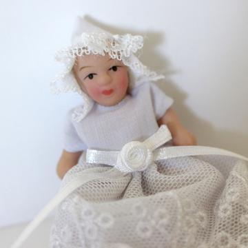 Csecsemőbaba  porcelánból  -   babaházi kellék