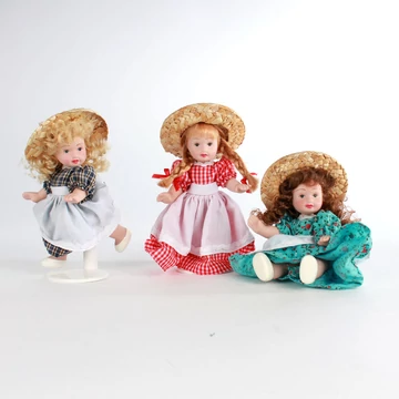 Porcelán babák szalmakalapban   13 cm
