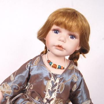PAULINA PORCELÁNBABA 68 CM