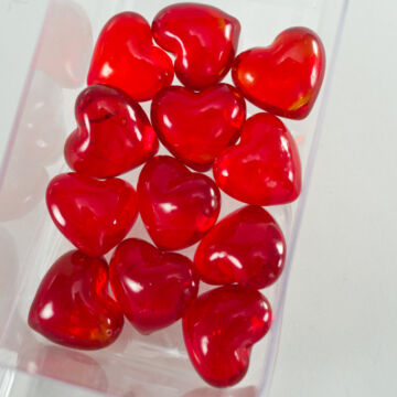 Kristályosan áttetsző piros üvegszív 2,8cm