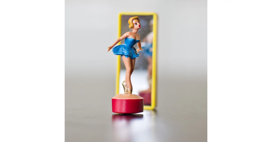Dancing ballerina with mirror- magnetic toy - Magnetic